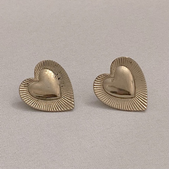 🌈⭐️ Vintage Screw-Back Gold Heart Earrings Clip On Earrings - Picture 1 of 8